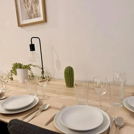 Grosszuegiges Mit Patio * Wiener Neudorf
